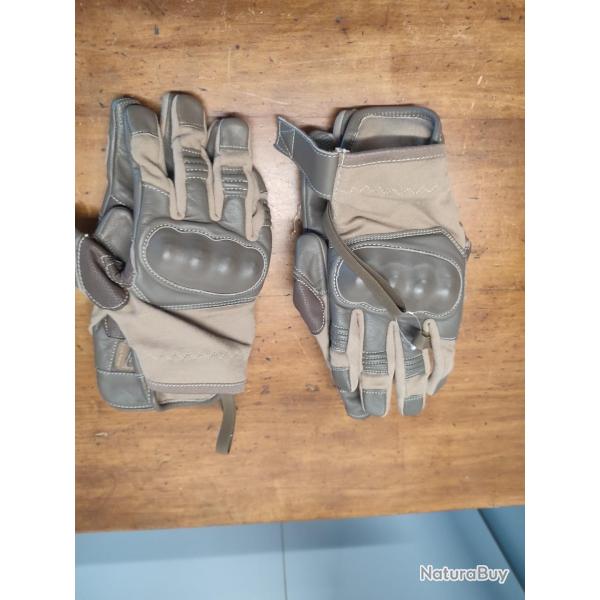 Une paire de gants croqu�s sable militaire