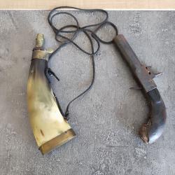 Pistolet de coffre et sa poire &agrave; poudre en corne