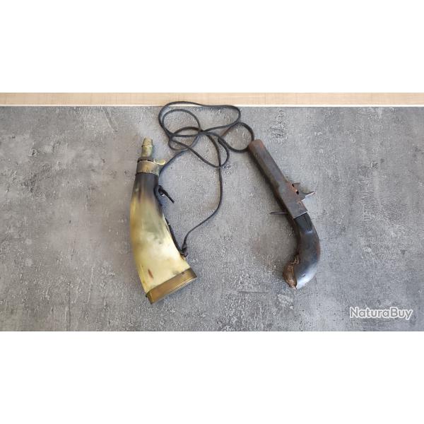 Pistolet de coffre et sa poire � poudre en corne