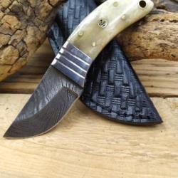 Couteau Skinner Damas Manche en os Lame &agrave; pointe clip en acier Damas Etui en Cuir