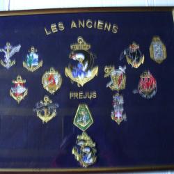 Militaria tableau d'insignes brod&eacute;s " Les anciens Fr&eacute;jus "