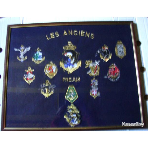Militaria tableau d'insignes brod�s " Les anciens Fr�jus "
