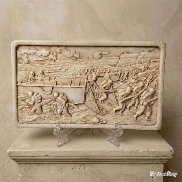 Bas relief repr�sentant une scene du d�barquement en Normandie