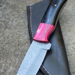 Couteau Skinner Lame Acier Damas 256 Couches Manche Fushia/Black Etui Simili Cuir Fab Artisanale
