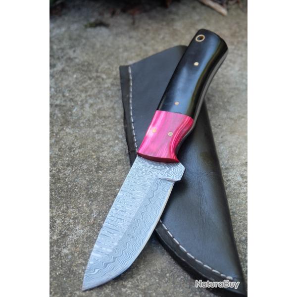 Couteau Skinner Lame Acier Damas 256 Couches Manche Fushia/Black Etui Simili Cuir Fab Artisanale