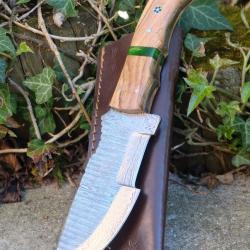 Couteau de Chasse Trakker Damas Grosse Lame 256 Couches Manche Bois Olivier Fabric Artisan Etui Cuir