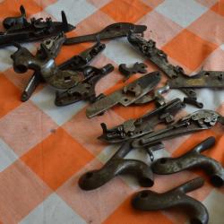 LOT DE  PIECES DE PISTOLETS ET DE FUSILS ANCIENS