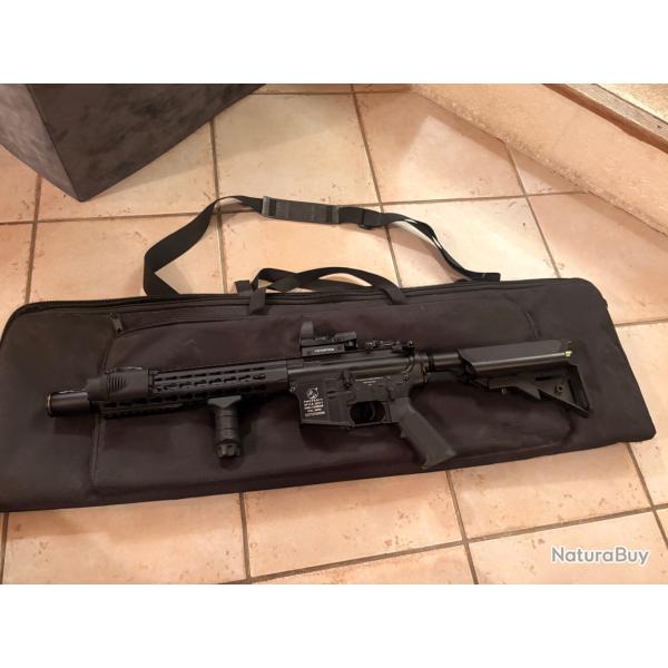 M4A1 Colt CyberGun - Full M�tal AEG - Accessoires (Red dot/Amplificateur, poign�e...) et 4 chargeurs