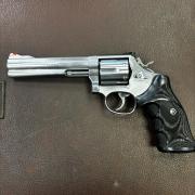 Épingle à Chapeau / Collier Smith & Wesson – Ton Or – Garantie à Vie – NEUVE