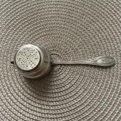 Saupoudreuse ou passe the argent minerve