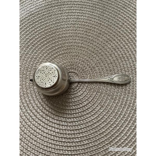 Saupoudreuse ou passe the argent minerve