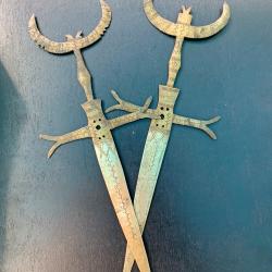 ANCIENNE PAIRE DE COUTEAUX CEREMONIELS TOUAREG EN BRONZE, CIRCA 1900, AFRICAIN SAHARIEN