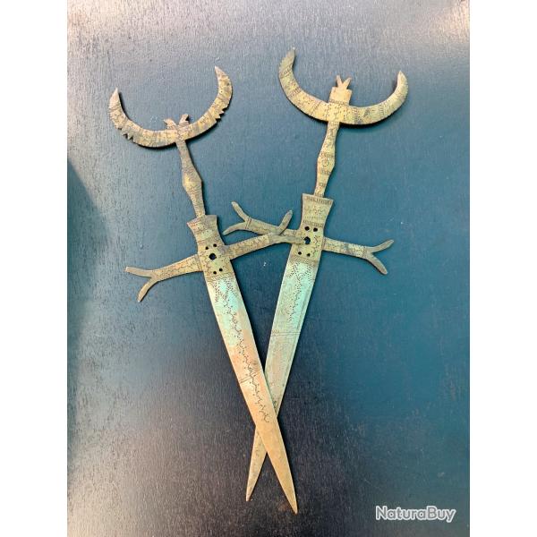 ANCIENNE PAIRE DE COUTEAUX CEREMONIELS TOUAREG EN BRONZE, CIRCA 1900, AFRICAIN SAHARIEN