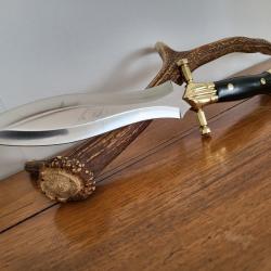 Exceptionnelle Dague de chasse &agrave; double tranchant .