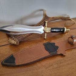 Exceptionnelle Dague de chasse &agrave; double tranchant .