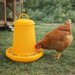 Mangeoire &agrave; tr&eacute;mie cylindrique plastique avec poign&eacute;e - 3,5 kg - Jaune