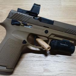 PISTOLET SIG SAUER P320 M17 9X19 + POINT ROUGE ROMEO + LAMPE TACTIQUE