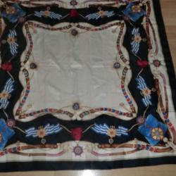 foulard militaire a motif m&eacute;daill&eacute;es / TIE RACK LONDON dim 87x 87 cm