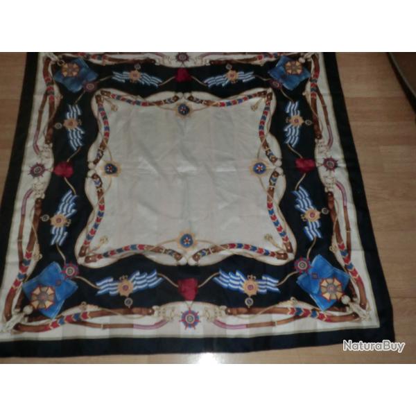 foulard militaire a motif m�daill�es / TIE RACK LONDON dim 87x 87 cm