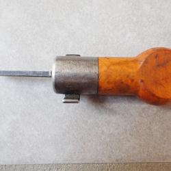 Tournevis Vetterli dont le manche sert de poign&eacute;e &agrave; la baguette &eacute;galement. Ordonnance Suisse