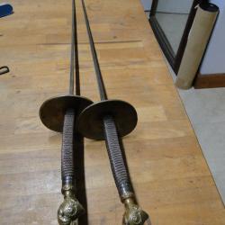 belle paire d'&eacute;p&eacute;es d'escrime ou de combat