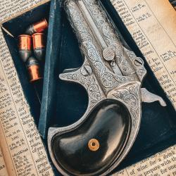 REMINGTON Double Derringer cal. .41rf,  grav&eacute; plaqu&eacute; argent, avec BIBLE CACHETTE et holster.
