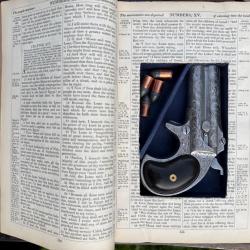 REMINGTON Double Derringer cal. .41rf,  grav&eacute; plaqu&eacute; argent, L93703 avec BIBLE CACHETTE et holster.