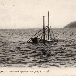 Carte Postale Ancienne - Sous-Marin effectuant une plong&eacute;e &agrave; Toulon - N&deg;7751
