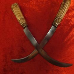 Tr&egrave;s belle paire de Couteau ou poignard, &agrave; lame recourb&eacute;e Avec poign&eacute;e en os.