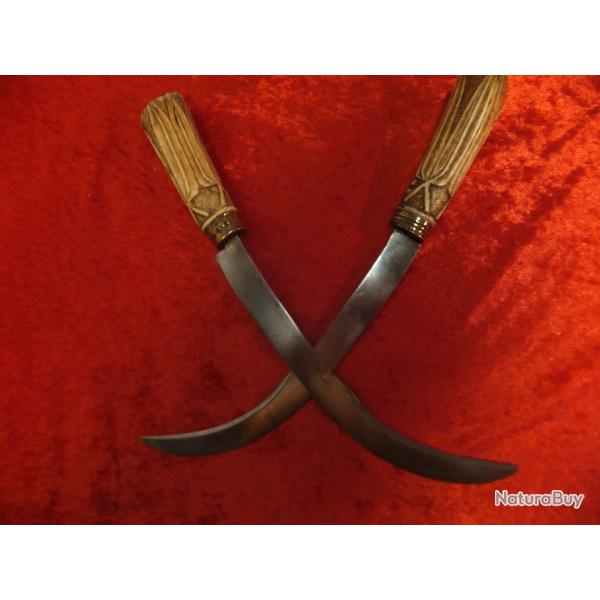 Tr�s belle paire de Couteau ou poignard, � lame recourb�e Avec poign�e en os.