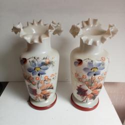 vases opalines vers 1900, deux vases hauteur 26 cm