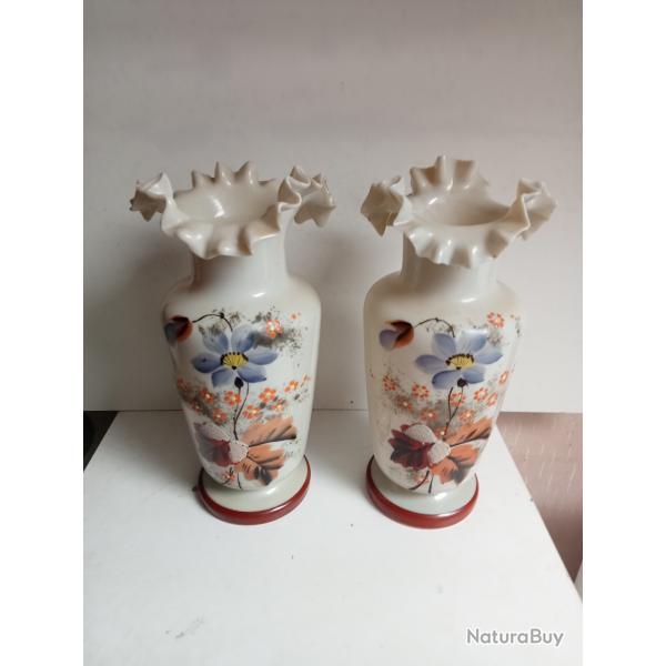vases opalines vers 1900, deux vases hauteur 26 cm