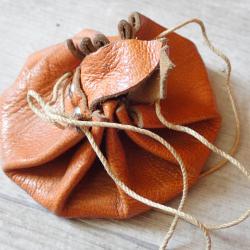 Bourse en cuir pour transport de pi&egrave;ces d&eacute;tach&eacute;es du pistolet suisse P210 et mod&egrave;les suivants