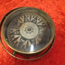 Compas ou boussole de Marine. Rares souvenirs de la Marine &agrave; voile