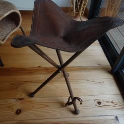 Ancien si&egrave;ge  de battue, tr&eacute;pied m&eacute;tal et cuir