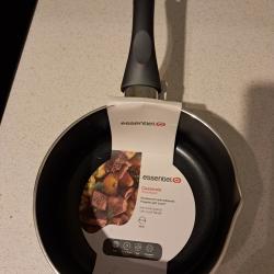 casserole essentiel 18cm anti-adh&eacute;rent avec bec verseur neuve avec &eacute;tiquette