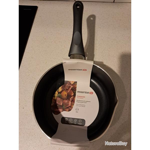 casserole essentiel 18cm anti-adh�rent avec bec verseur neuve avec �tiquette