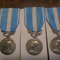 LOT DE 3 MEDAILLES OUTRE MER PENDANTE