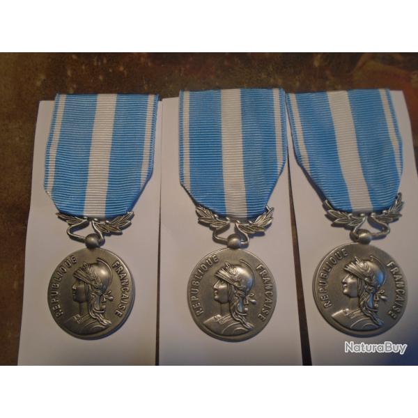 LOT DE 3 MEDAILLES OUTRE MER PENDANTE