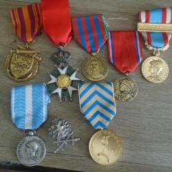 LOT IMPORTANT DE MEDAILLES MILITAIRE DIFFERENTES