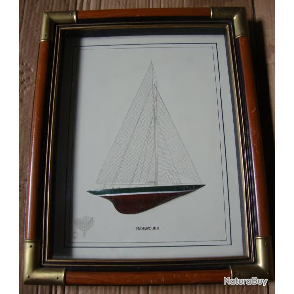 Cadre vitrine vintage bateau demi coque Endevour II  40 x 50 x 5 cm