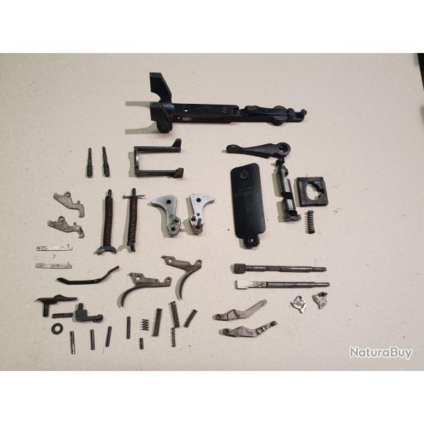 lot de pi�ces d�tach�es de fusil BAIKAL IJ 27 M � double d�tentes et extracteur cal 12/70