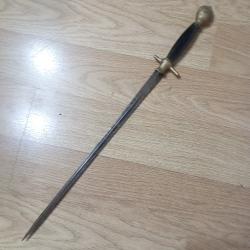 Dague artisanale assembl&eacute;e sur une base d'&eacute;p&eacute;e