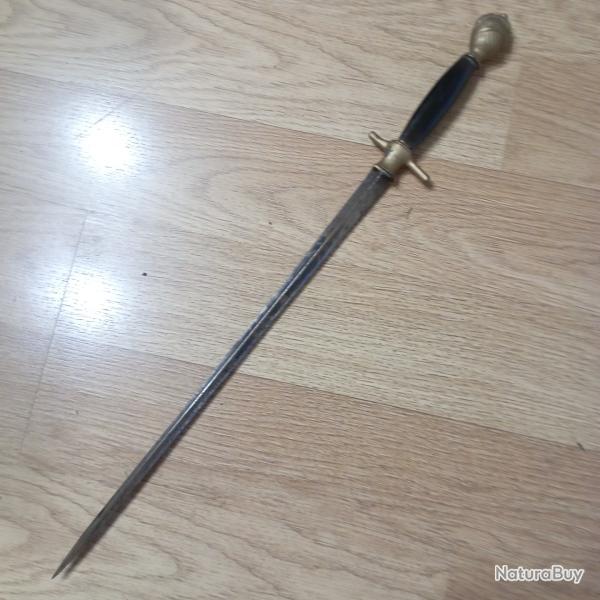 Dague artisanale assembl�e sur une base d'�p�e