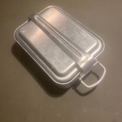 Une cantine militaire fabrication BOURGEAT tr&egrave;s bon &eacute;tat (ma r&eacute;f 806 &sect;&sect; )