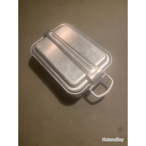 Une cantine militaire fabrication BOURGEAT tr�s bon �tat (ma r�f 806 �� )