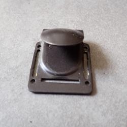 Crochet &agrave; identifier. Il est &agrave; coudre sur une pi&egrave;ce d'uniforme suisse