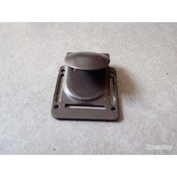 Crochet � identifier. Il est � coudre sur une pi�ce d'uniforme suisse