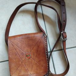 Tr&egrave;s belle sacoche/sac &agrave; cartouches 16x14x6 cm en cuir marron