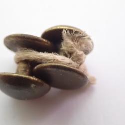 Lot de 2 Boutons dor&eacute;s / rivets de bretelle, ou jugulaire de casque (B)